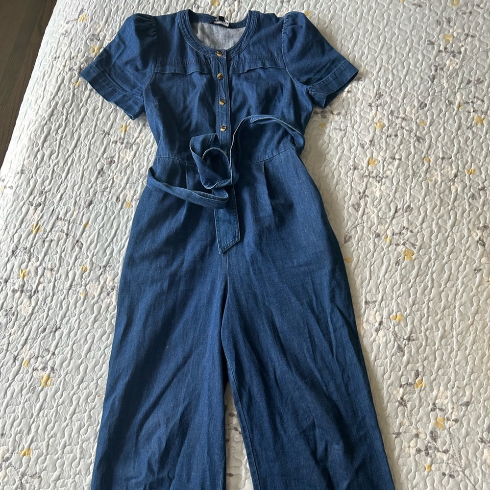 Like new jumpsuit. Wore it only once. Unfortunately I gained weight 😔